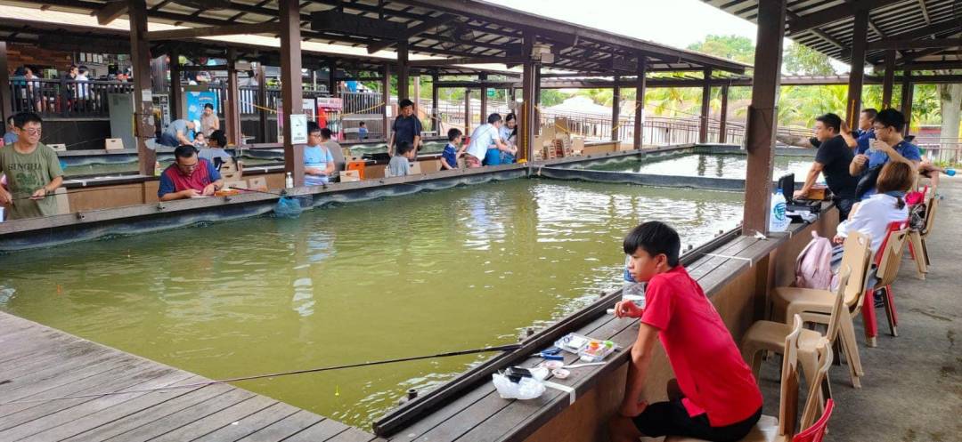 撈魚、釣蝦、蹦床、開挖機、燒烤...這家24小時新加坡農場，太好玩了吧