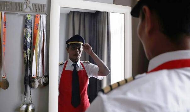 新加坡入境旅客創40年新低，空姐一張“換裝照”火了