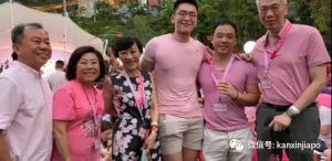 李显扬夫妇、次子李桓武和同性伴侣王毅睿、以及王毅睿的父母身着粉红色衣服，呼应“同志之爱”主题，微笑合照留念。