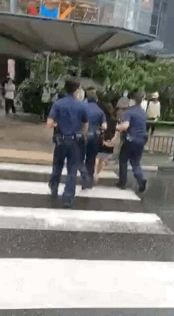 “警察打人了!?” 实拍一女子在新加坡被5个警察包围