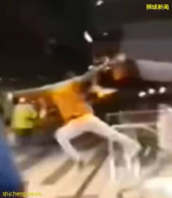 新加坡街頭驚現李小龍經典“飛踹”！不好意思！警察叔叔請你去一趟！