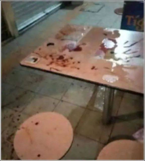 新加坡小販中心再現殘忍案件!年輕男子渾身是血,倒在地上