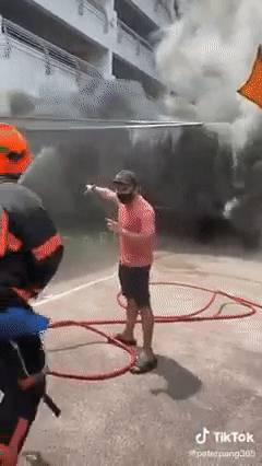 恐怖！新加坡這個食閣煤氣罐爆裂，發生大火！兩小夥勇敢救急