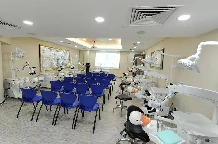 【有人说】新加坡华商黄震霄:从一间牙科诊所做到牙医集团