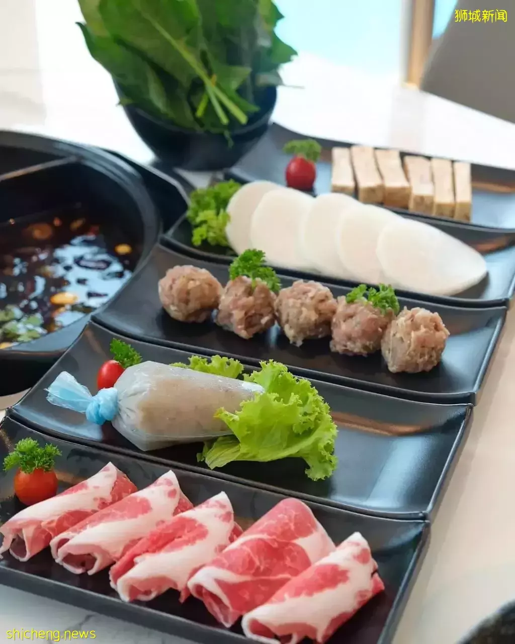 围炉去啦！火遍全网的“奇香煲”汤底免费送🆓 7种特色汤底任选！中式料理➕小吃更是不容错过 