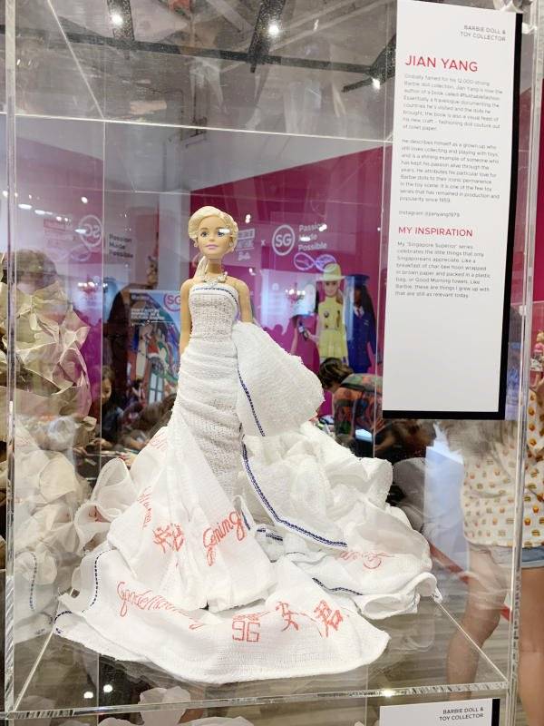 芭比娃娃很贴地 牛皮纸塑料袋穿上身