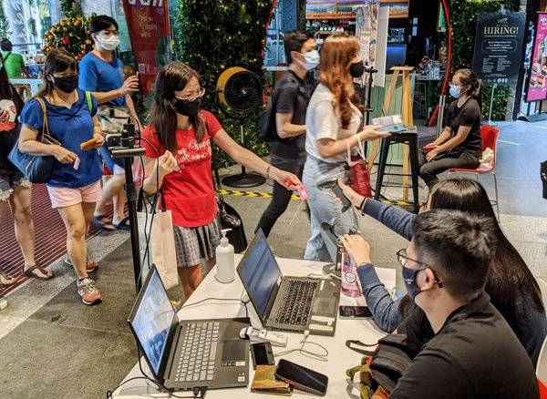 英国医学期刊：新国严谨应对疫情 死亡率极低