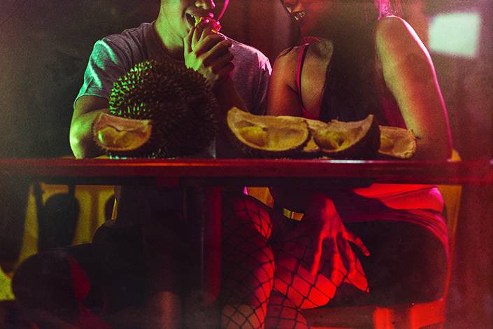 新加坡七部門聯合掃蕩芽籠紅燈區,帶走89人!持刀打架、咬警察、脫衣服… 好亂