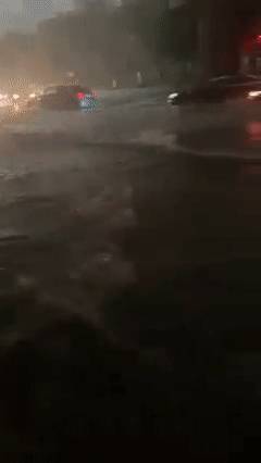 新加坡大暴雨:马路变河、草坡变瀑布!25人被困,1人送医