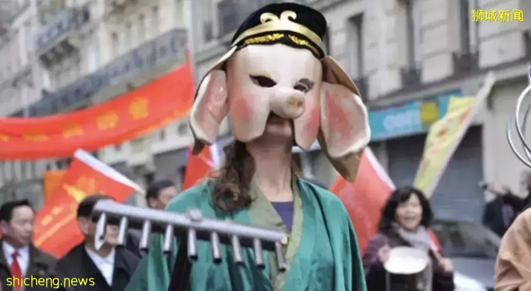 著名大學過年發“冥錢紅包”,學生怒請願!新加坡總理夫人也發話