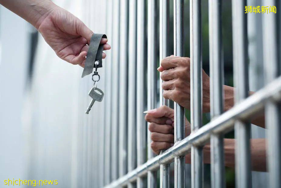 可怕！這個中國男子追求不成、反掐新加坡女室友的脖子