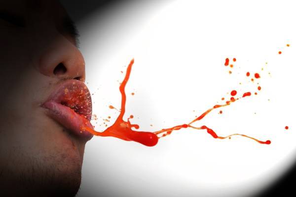 弄伤嘴唇救护人员施援 退休商人“含”血喷人