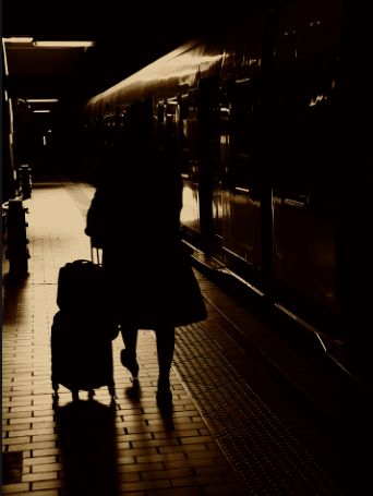 中国女孩：“回新加坡后房东逼我搬走，要加钱，还报了警！”