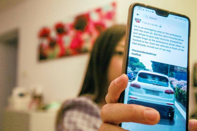 保时捷挡救护车 女司机 比中指