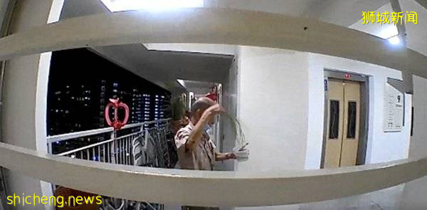 一手拿碗水 一手握柚子叶  阿叔 邻居门口前“作法”