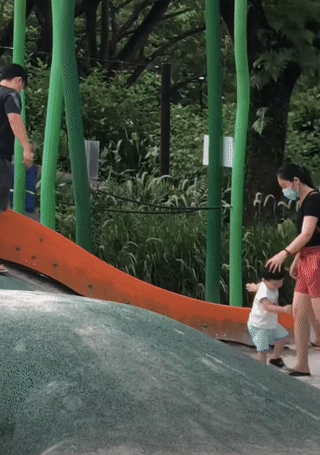 捕获野生李显龙与夫人看大海、逛公园、玩自拍