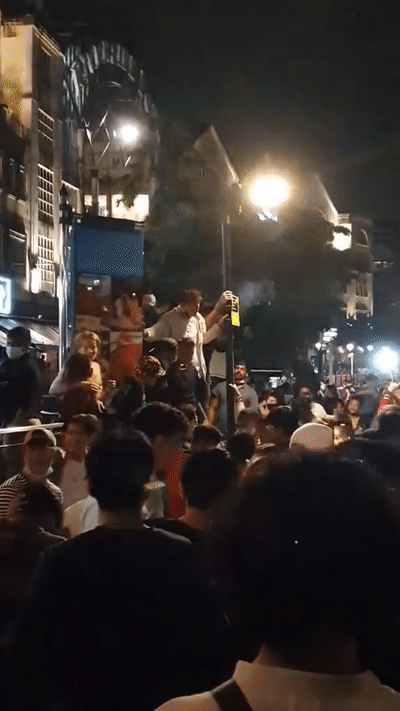 公然違規!新加坡克拉碼頭百人狂歡跨年: 不戴口罩、貼面跳舞!或導致超級傳播