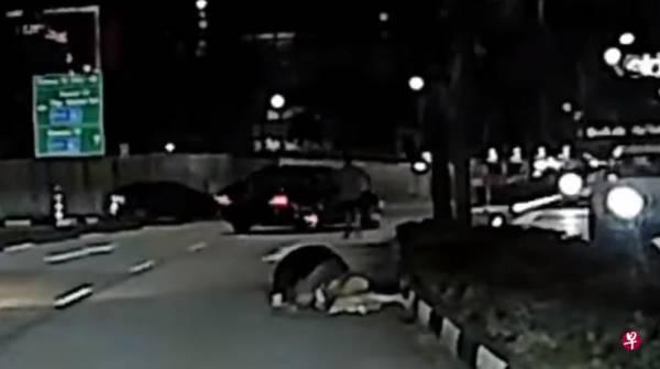 司机撞伤人下车查看 忘拉刹车器 车子再撞摩哆