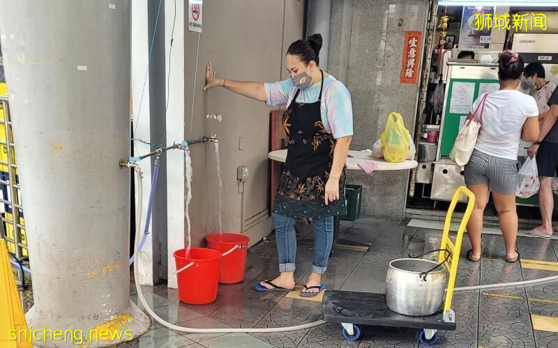 巴西立商场爆水管波及咖啡店 摊贩排队取水