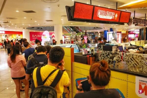 风靡狮城“炒雪糕”连锁店 本月底全关闭