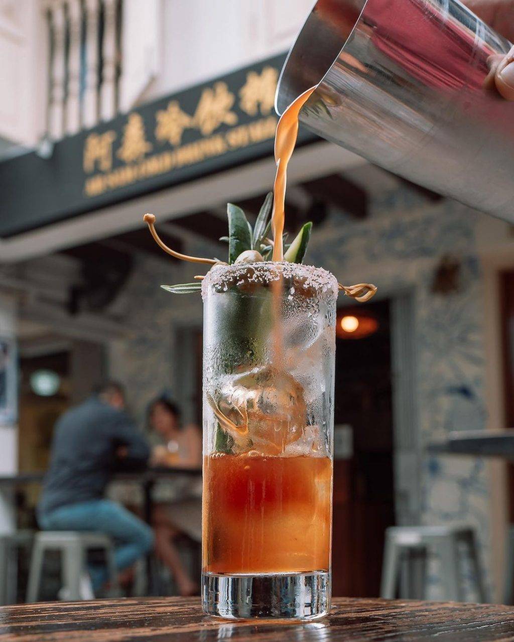 丟掉你的煩惱!新加坡“阿森冷飲攤”南洋風味隱藏酒吧🍻 特調雞尾酒+狂歡一整夜