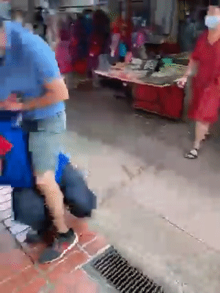 視頻曝光！新加坡兩男子大街上憤怒互毆，一人滿臉是血