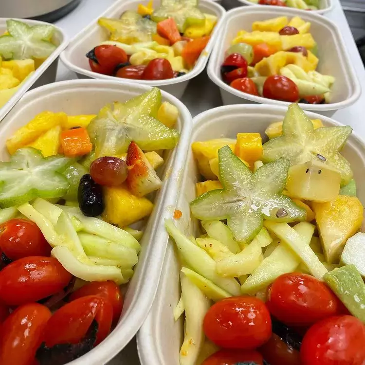 新加坡首个潮汕甘草水果捞“Fruit Pai 品果派”🍅任选水果和蘸粉,随便吃还不胖