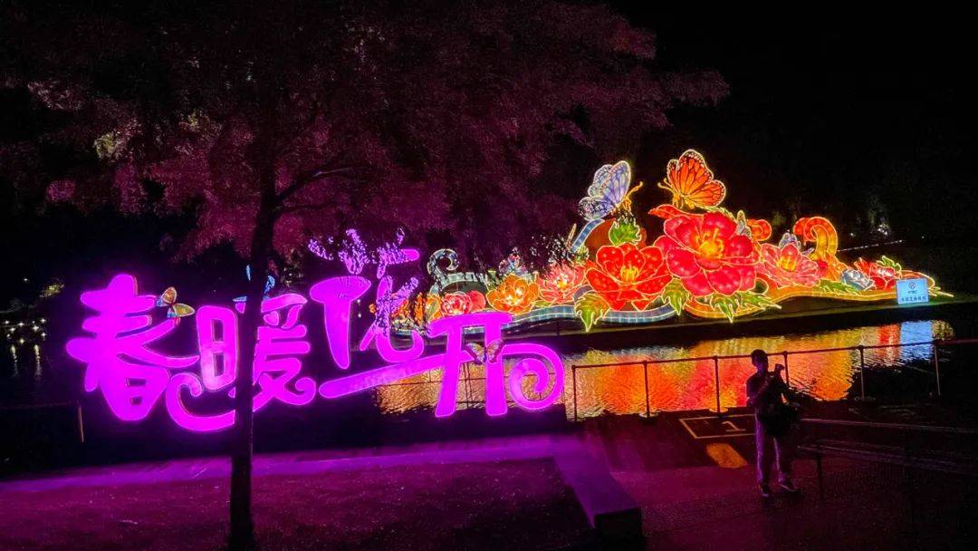 新加坡總理李顯龍魔性拜年視頻火了！各部長花式拜年，竟有財神爺上門討債