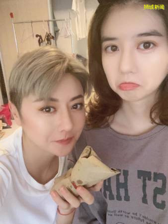 李凯馨入百大美女榜权怡凤为爱女拉票 