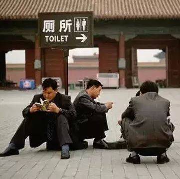 法國女生做這個動作侮辱華人，在新加坡被炮轟！亞洲蹲，一個碾壓歐美的姿勢