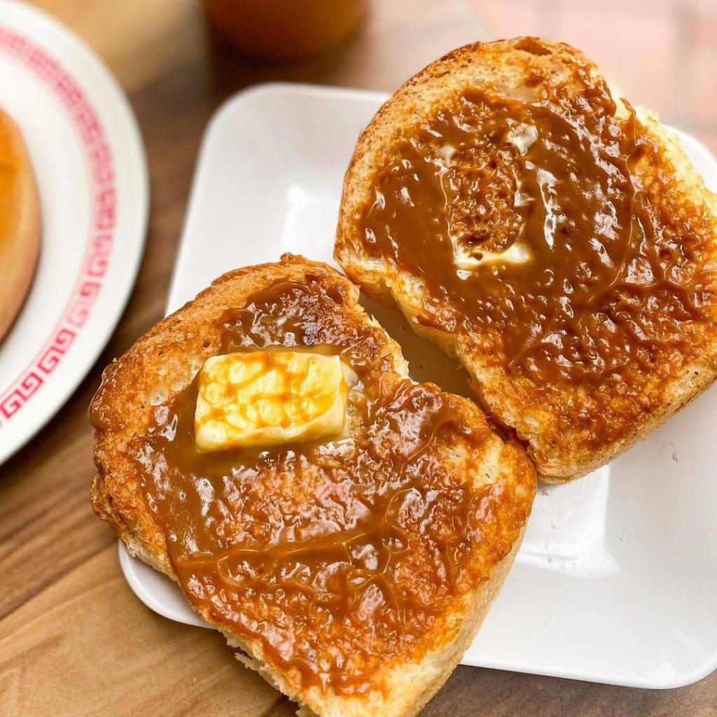 老字號古早味💯 新加坡經典咖啡店盤點！手工沖泡咖啡、炭烤面包飄散濃濃南洋風味😋 樸實版國民早餐