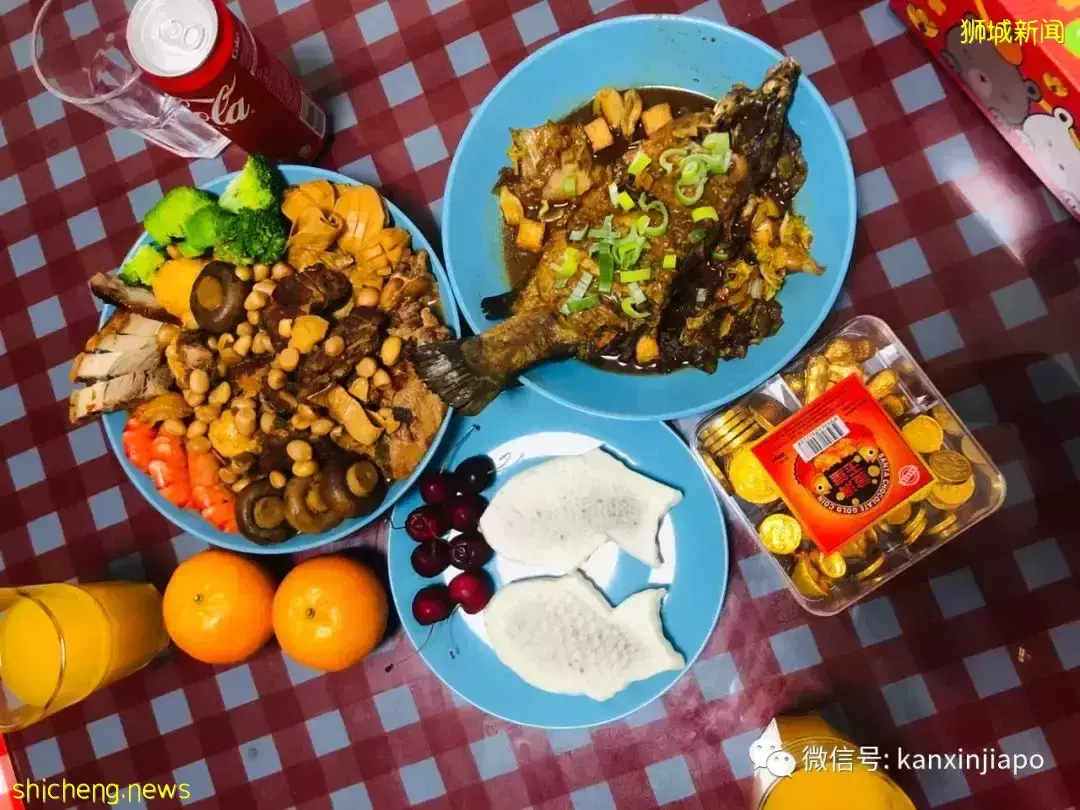 “两年多没回家了,我在新加坡挺好的,还给自己做了年夜饭,爸妈别惦记...”