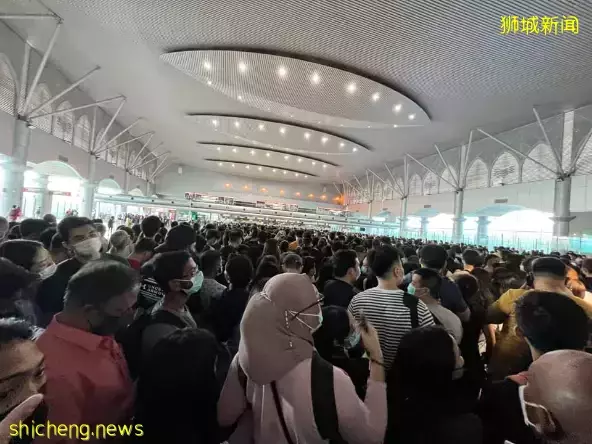 堵堵堵!新加坡的周末实在太堵了,这个地方人和车排长队