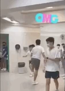 新加坡這所頂級名校，發生了激烈的衛生間大戰