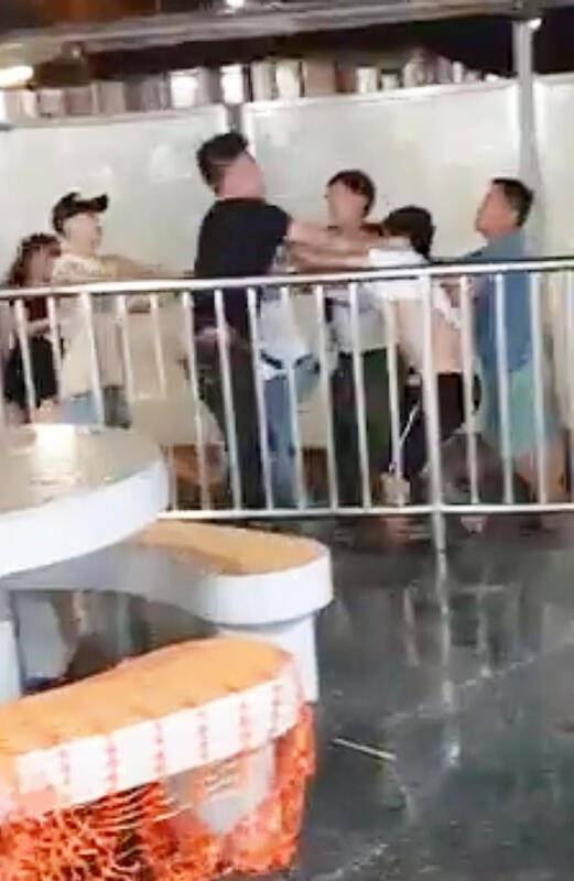 3大漢巴刹外 上演鐵公雞