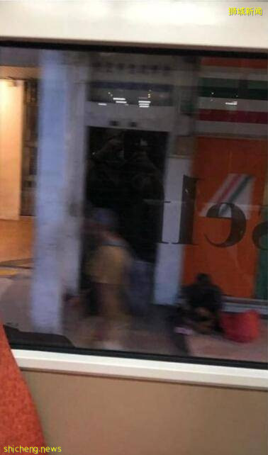 新加坡巴士小哥爱你呦!你帮助人的背影真帅