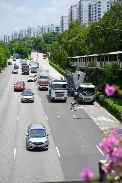 紙箱在大道攔路 好心司機停車移