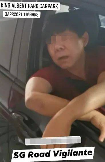 男子进入停车场被拒！竟然一怒之下堵住了停车场入口