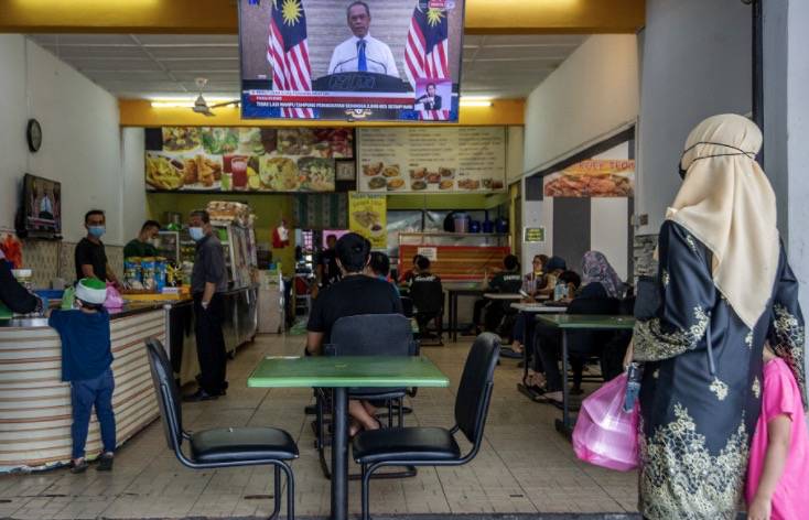 馬來西亞進入緊急狀態！油船又有確診，英國航班恢複！海陸空包圍，新加坡能防住嗎