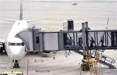 美国航班频熔断,新加坡也曾经历过!专家:我们将面临严峻新年