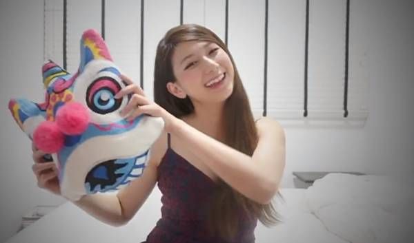 《牛仔很忙》改成新年歌 美女網紅叫你“不要亂出去”