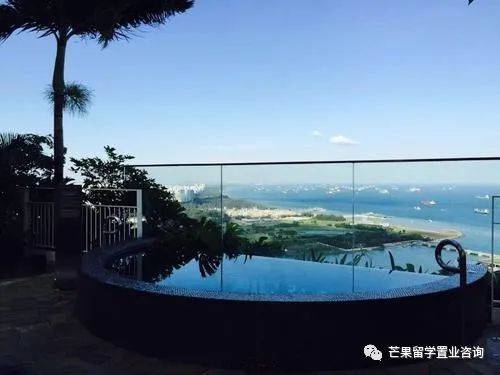 带大家看看新加坡平价美食和有梦幻浴室的酒店