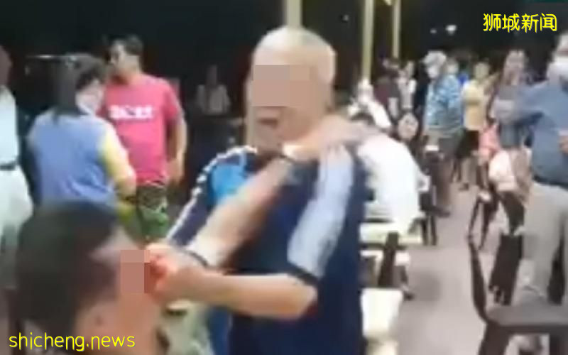 两阿叔砸杯互殴 警方到场调查