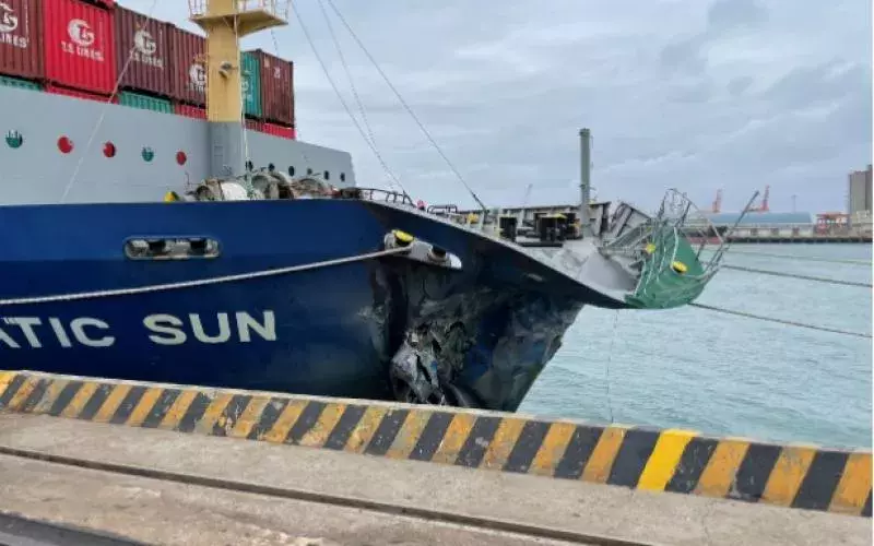 疑因强风 台中港一艘新加坡货船撞进码头