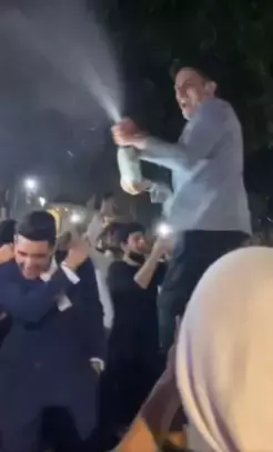 公然違規!新加坡克拉碼頭百人狂歡跨年: 不戴口罩、貼面跳舞!或導致超級傳播