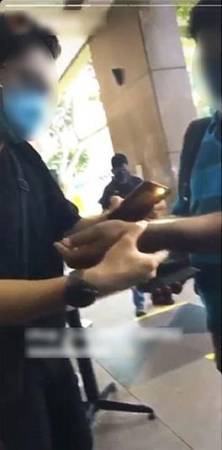 恶搞顾客高举双手量体温 2超市兼职工被炒鱿鱼