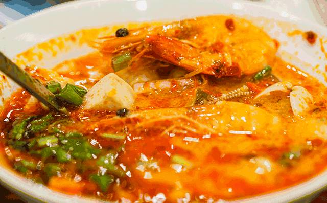 狮城的雨季来一口热辣暖胃的“冬阴功汤”，整个人仿佛回到泰国