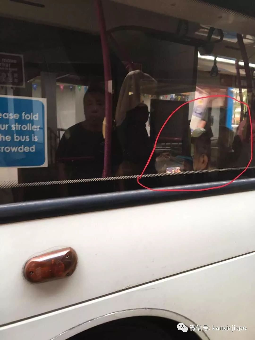 超重口,金表大叔在新加坡地铁上看露点黄片!