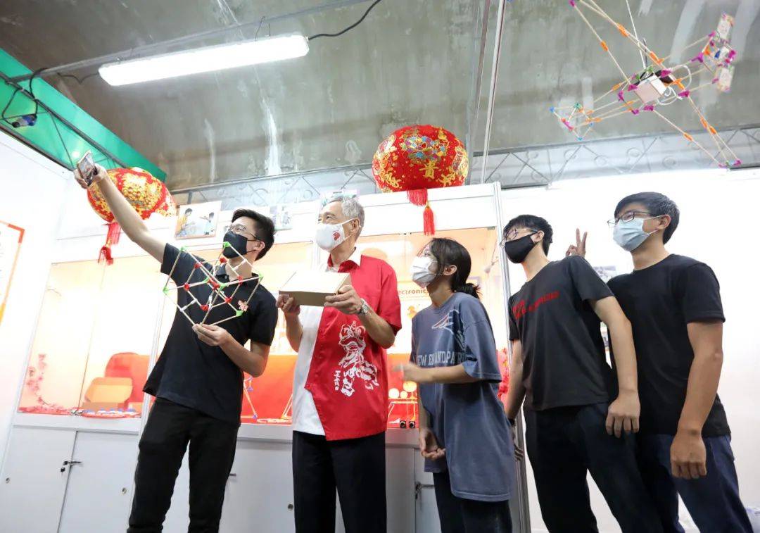 新加坡總理李顯龍魔性拜年視頻火了！各部長花式拜年，竟有財神爺上門討債