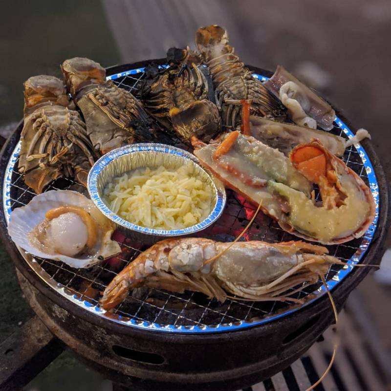 新加坡最大戶外自助餐，猶如置身“小泰國”！自助燒烤頂級食材、龍蝦🦞海鮮吃到爽